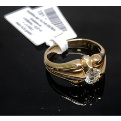 Gold ring with diamond