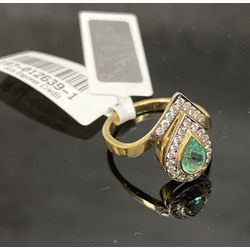 Gold ring with 27 diamonds and emerald