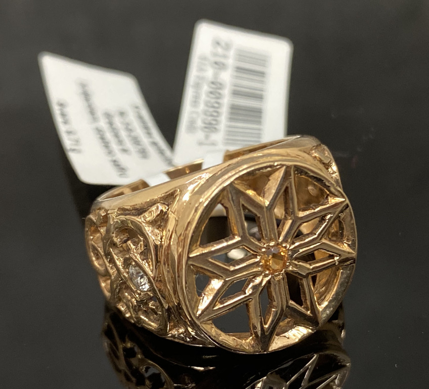 Золотое кольцо с 2 бриллиантами и сапфиром