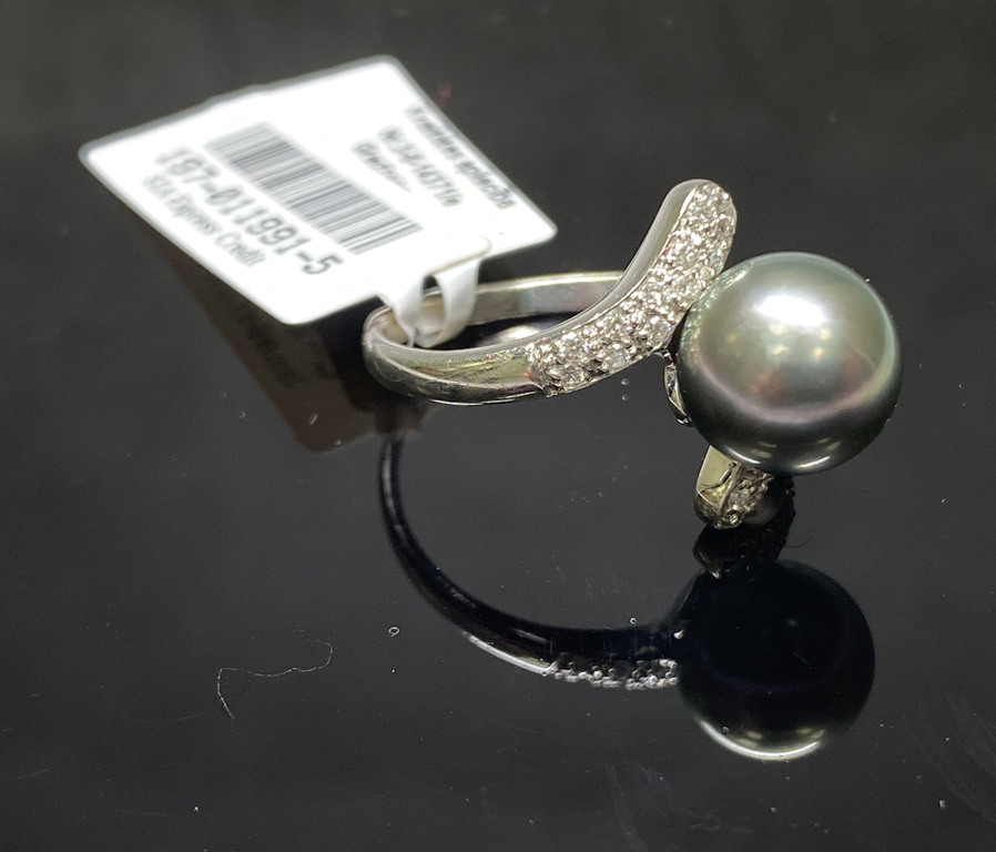Gold ring with 20 diamonds and pearl
