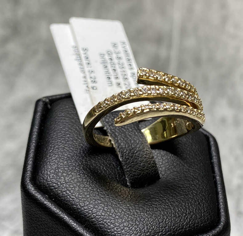 Gold ring with 43 diamonds