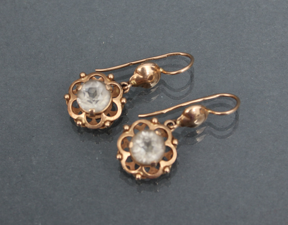 Gold earrings with quartz