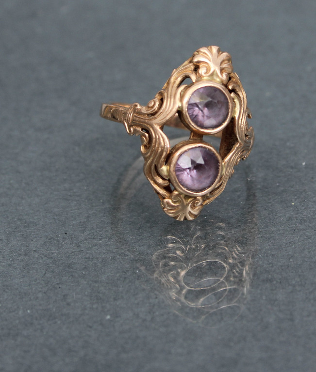 Gold ring with quartz