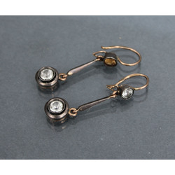 Gold earrings with quartz