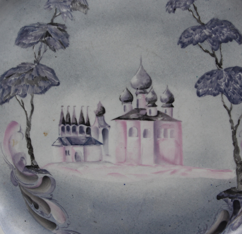 Porcelāna šķīvis ar baznīcas skatu