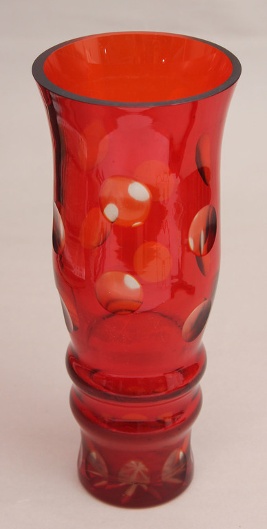 Красная стеклянная ваза