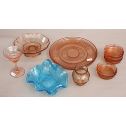 Krāsainā stikla komplekts - groziņš, vāzīte, glāze, saldumu trauks, šķīvis, 6 mazie šķīvji