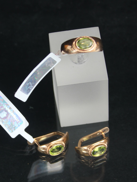Комплект украшений - серьги и кольцо с перидотами