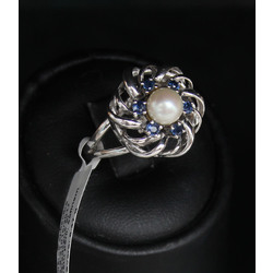 Gold ring with cultured pearl and sapphires