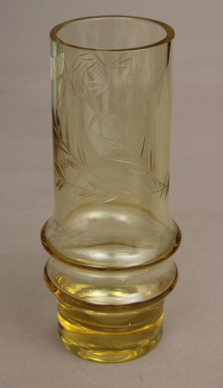 Желтая стеклянная ваза 
