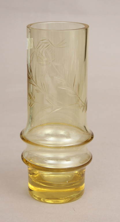 Желтая стеклянная ваза 