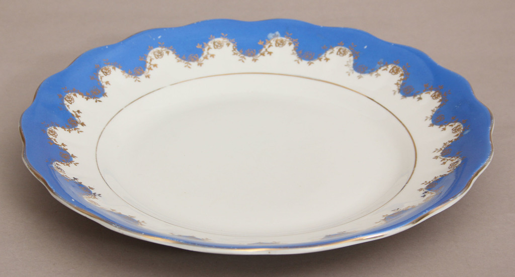 Фарфоровая тарелка с позолотой