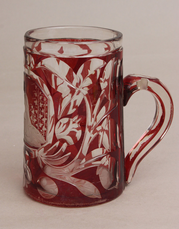 Красная стеклянная чашка с гравировкой