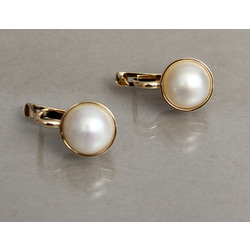 Gold earrings with pearls 