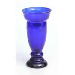 Стеклянная ваза из голубого стекла
