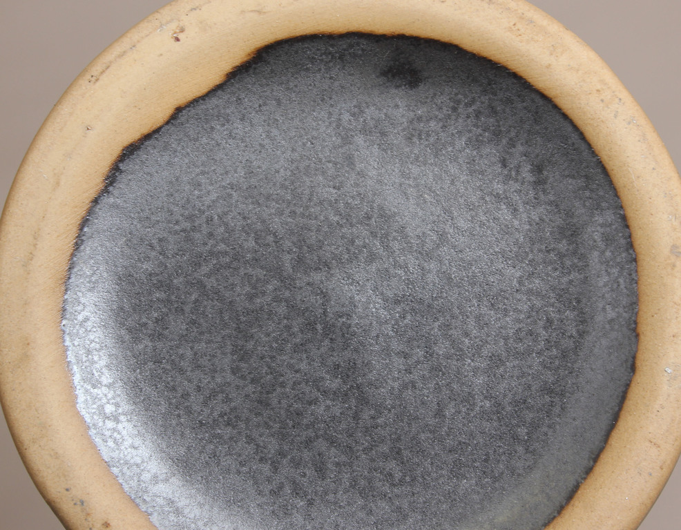 Keramikas alus kauss ar metāla apdari 