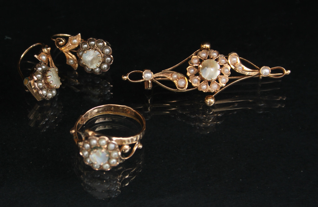 Gold jewelry set with pearls and mother of pearl