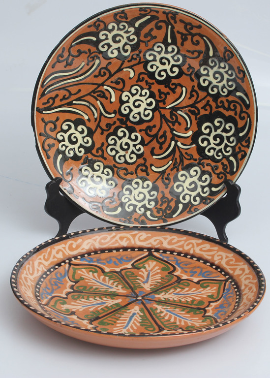2 decorative ceramic plates