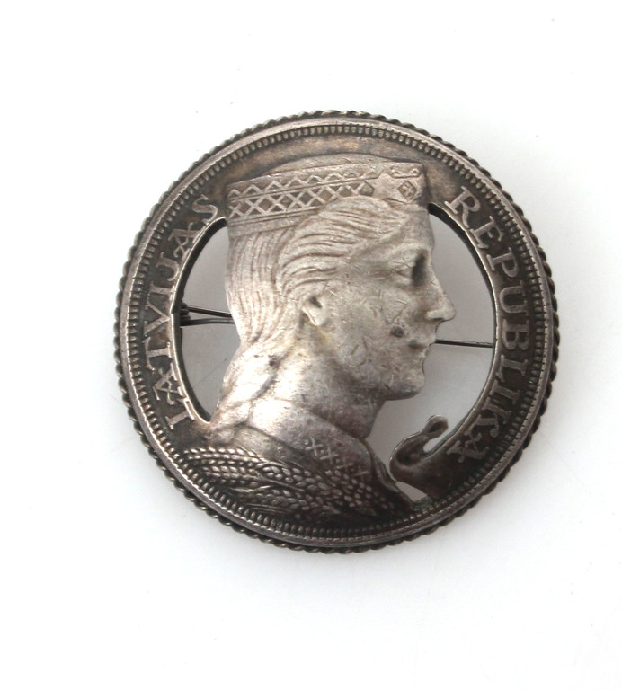 Серебряная брошь из монеты пять латов