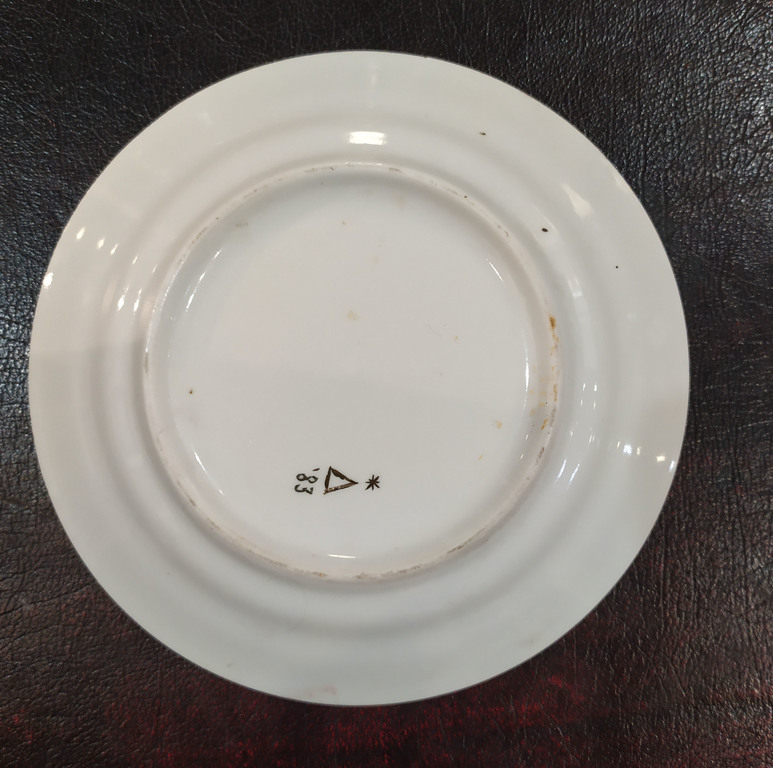 Две фарфоровые тарелки с росписью