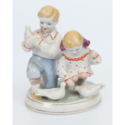 Porcelain figurine „Children with pigeons”