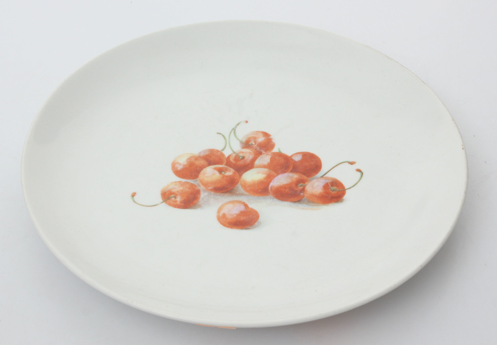 Decorative porcelain plate 