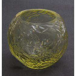 Стеклянная ваза сделана из желтого стекла