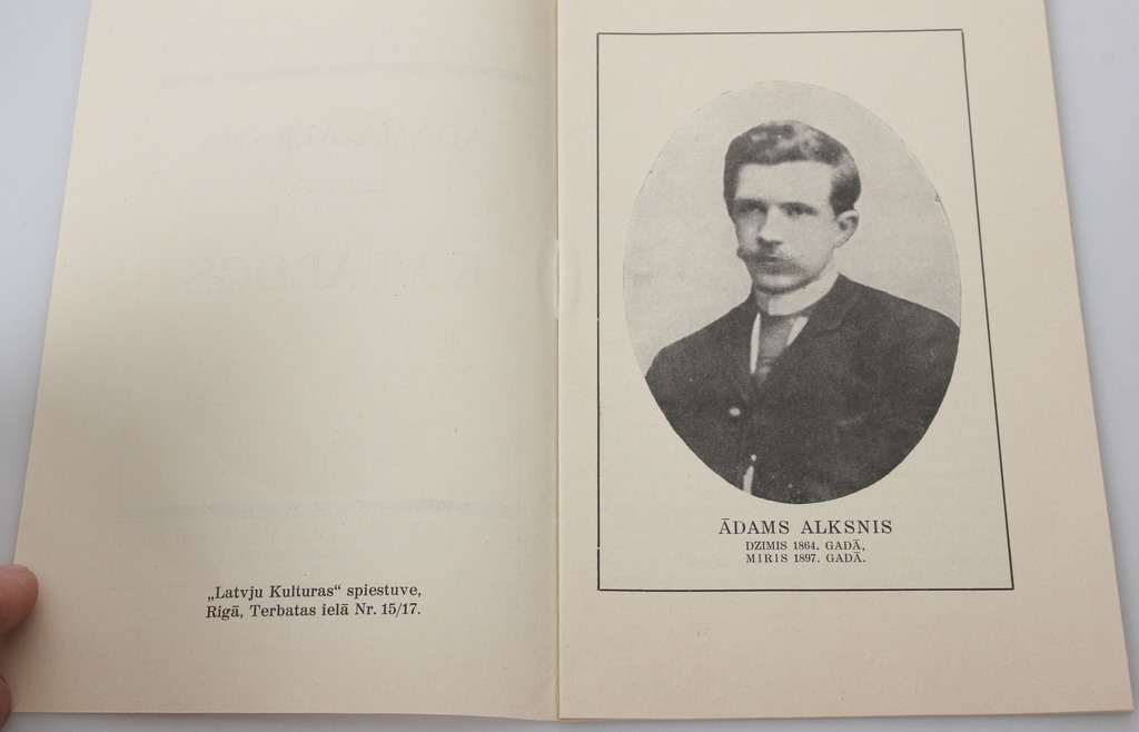  2 каталоги -  Adama Alkšņa piemiņas izstādes katalogs, gleznu izstādes katalogs
