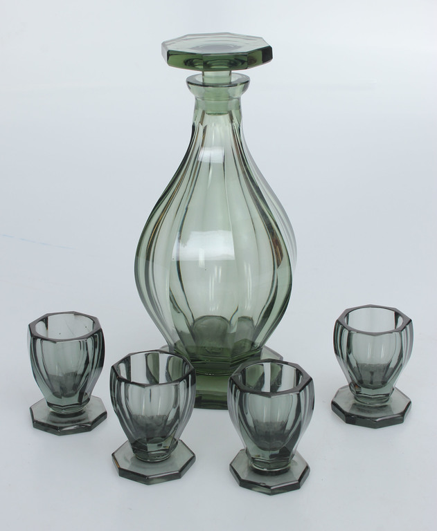Стеклянный графин в стиле ар-деко и четыре стакана