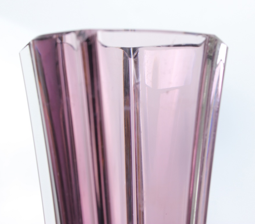 Фиолетовая стеклянная ваза