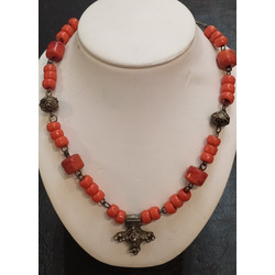 Necklace with corals