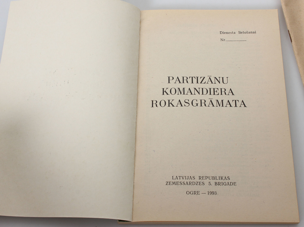 2 книги - Partizānu komandiera rokasgrāmata, Civilās aizsardzības nemilitāro formējumu sagatavošanas programma