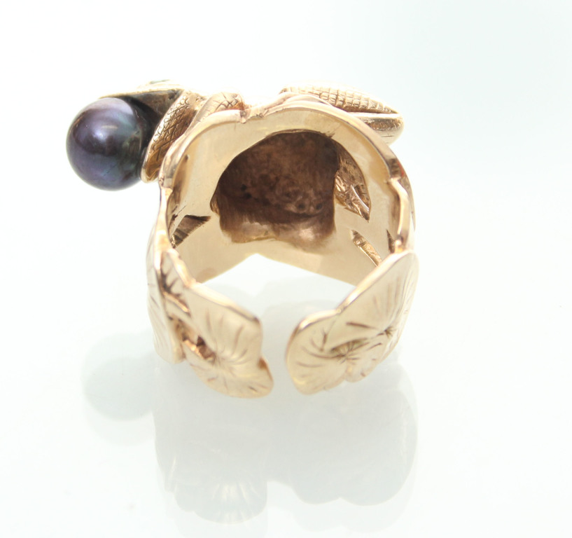 Золотое кольцо с бриллиантами, черным жемчугом и изумрудами 