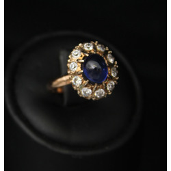 Gold ring with fianits (10 pcs.) And artificial sapphire