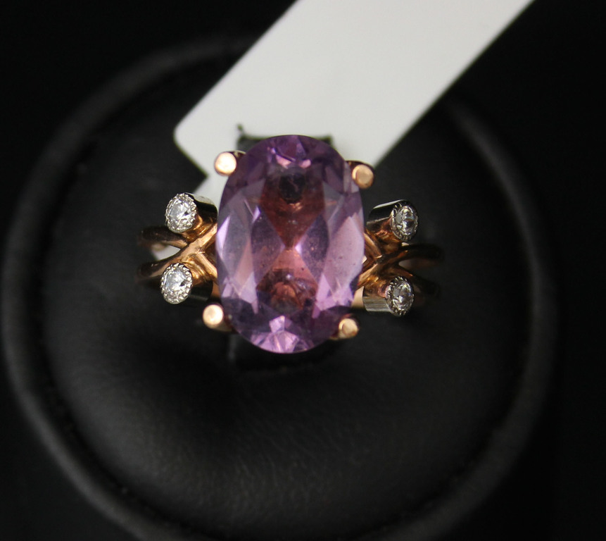 Gold ring with zircons and amethyst