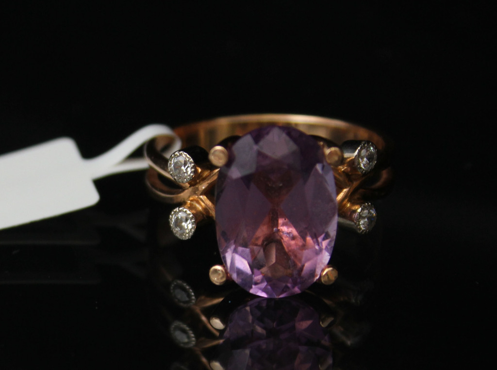 Gold ring with zircons and amethyst