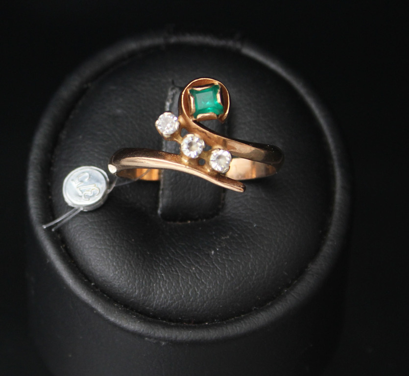 Zelta gredzens ar fianītiem un mākslīgo smaragdu