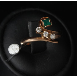 Zelta gredzens ar fianītiem un mākslīgo smaragdu