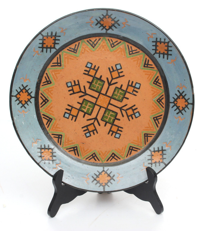 Керамическая тарелка с национальными орнаментами