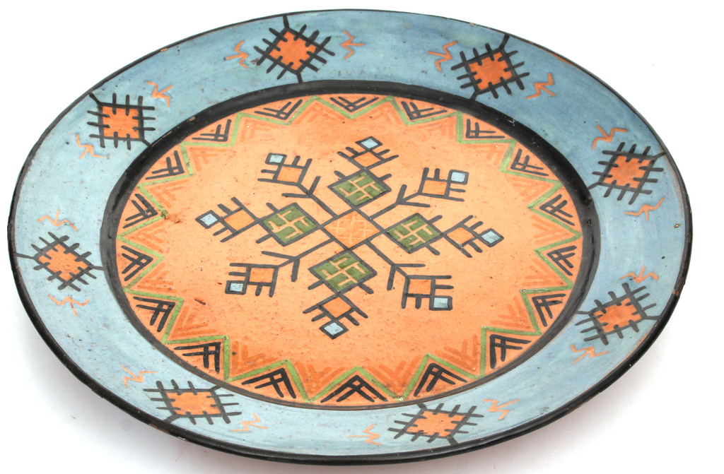 Keramikas šķīvis ar Nacionāliem ornamentiem