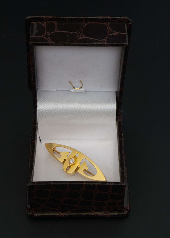 Golden brooch with diamond