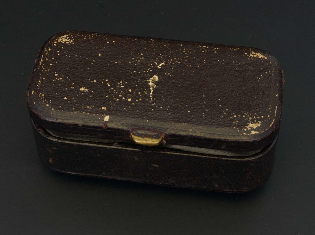 Золотая брошь Карла Фаберже с бриллиантами и эмалью