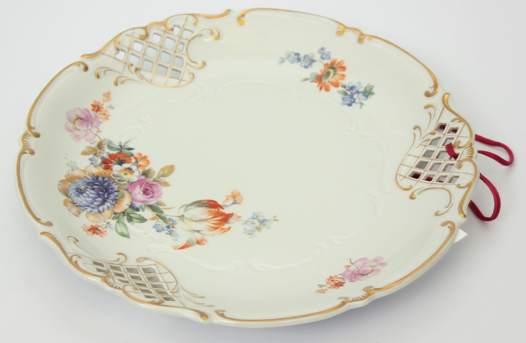 Decorative porcelain plates 