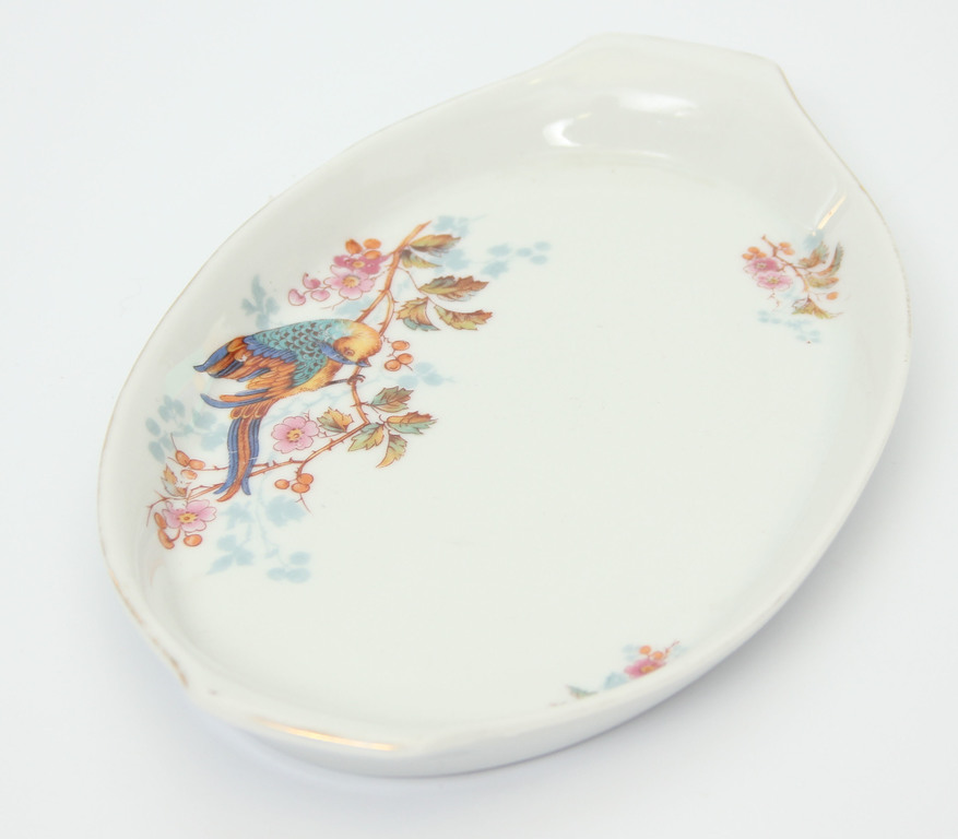 Porcelain serving dish in oval shape 