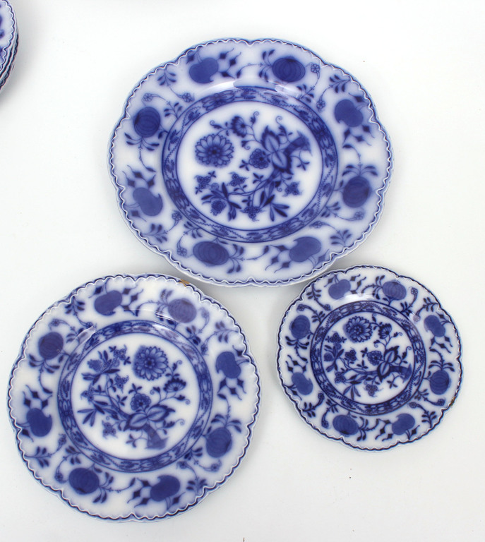Porcelain plate set - 6 large, 6 medium, 8 small