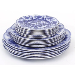 Набор фарфоровых тарелок - 6 больших, 6 средних, 8 малых