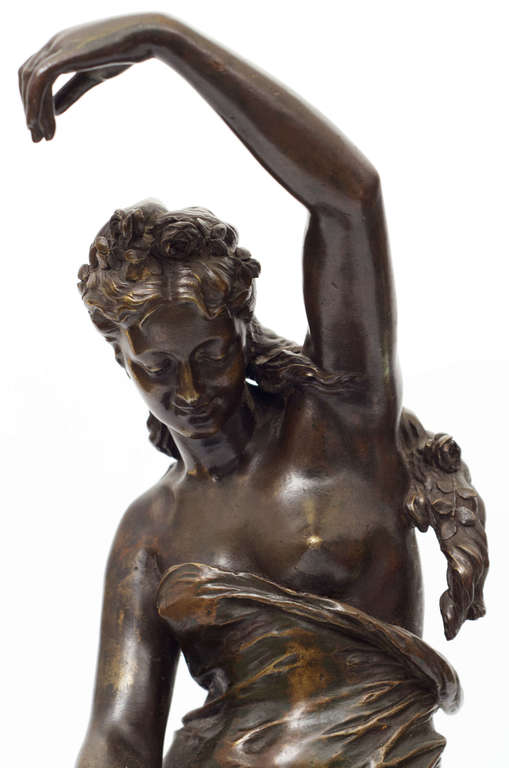 Bronzas skulptūra uz marmora pamatnes 