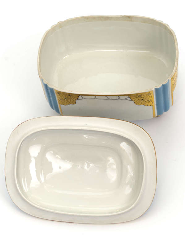 Porcelain dish with lid