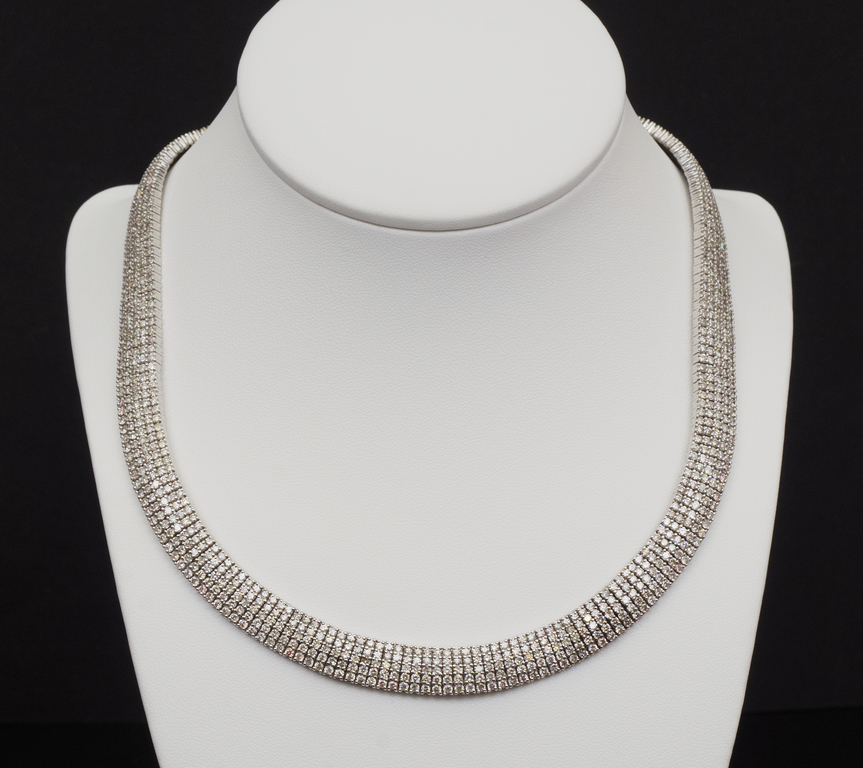 White gold necklace with 1055 natural diamonds