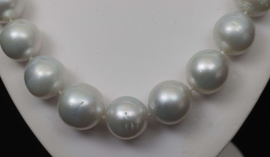 Pearl beads with a light gray hue